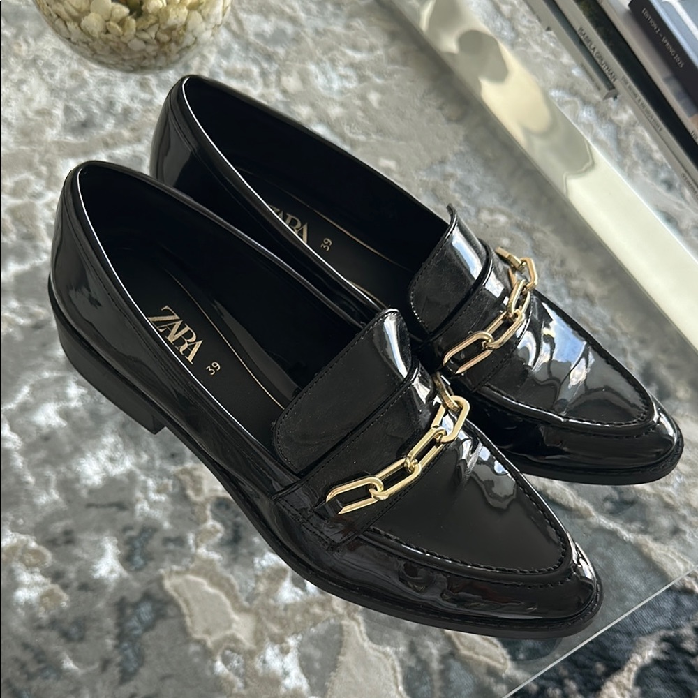 Zara Women's Black Loafers with Gold Chain